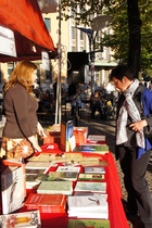Taiteiden yössä 2013 sekä uudet että vanhat runokirjat kävivät kaupaksi, ja runokortit kiinnostivat kovasti. Kuvaaja: Karoliina Mäkelä