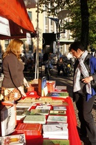 Kirjanmyyntipiste (kuva: Karoliina Mäkelä)