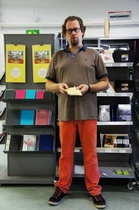 Paikallista apua tarvitaan aina miittiä järjestäessä. Tällä kertaa Jani Teppo toimi paikallis-assarina. Tässä Jani lausumassa runoja päivän ensimmäisessä esiintymispaikassamme. Kuva: Karoliina Mäkelä.