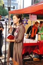 Taiteiden yössä 2013 julkaistiin Nuoren Sydämellä 2013 -runokokoelma. Tässä Tukikummien Anna Seppänen kertoo lahjoituskohteestamme. Kuvaaja: Karoliina Mäkelä