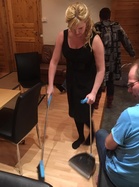 Miittien siivouskuningatar vauhdissa. Kuva: Karoliina Mäkelä