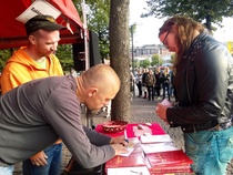 Taiteiden Yössä 2014 kävivät kirjat kaupan. Kuvaaja: Karoliina Mäkelä