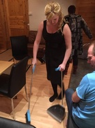 Miittien siivouskuningatar vauhdissa. Kuva: Karoliina Mäkelä