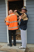 Klapihuolto pelasi. Tosin mökki oli jo valmiiksi niin kuuma, että suurimman osan ajasta vietimme teepaitahihasillamme ovet sepposelällään :) Kuva: Kari Lähdesmäki. 