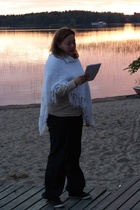 Lausuimme kolmessa minuutissa synnytettyjä runoja mahtavassa maisemassa. Tässä vuorossa Reeta Lehtonen. Kuva: Maaret Eklund.